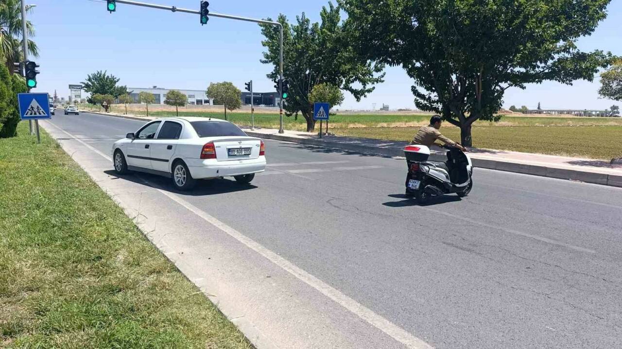 Şanlıurfa’da otomobil ile motosikletin çarpıştığı kazada motosiklet sürücüsü yaralandı.