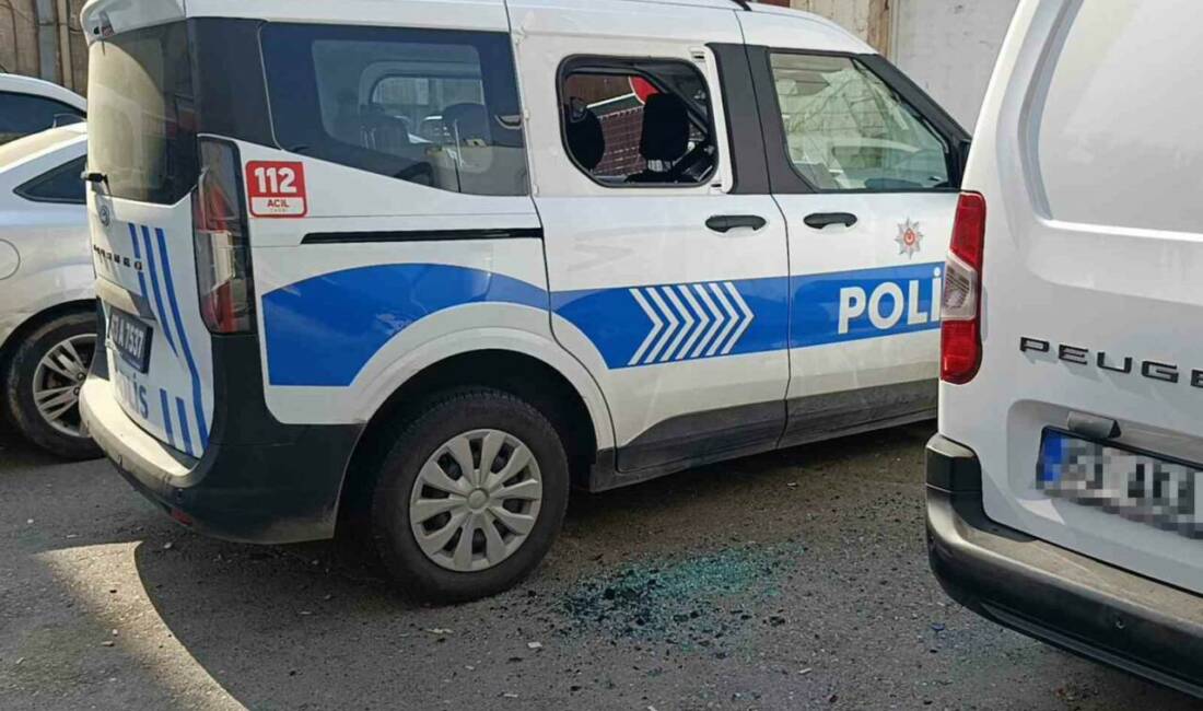 Şanlıurfa'nın Haliliye ilçesinde, elindeki mutfak bıçağıyla polis aracına zarar veren