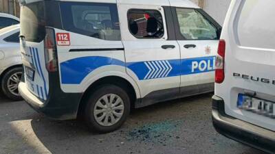 Şanlıurfa'nın Haliliye ilçesinde, elindeki mutfak bıçağıyla polis aracına zarar veren