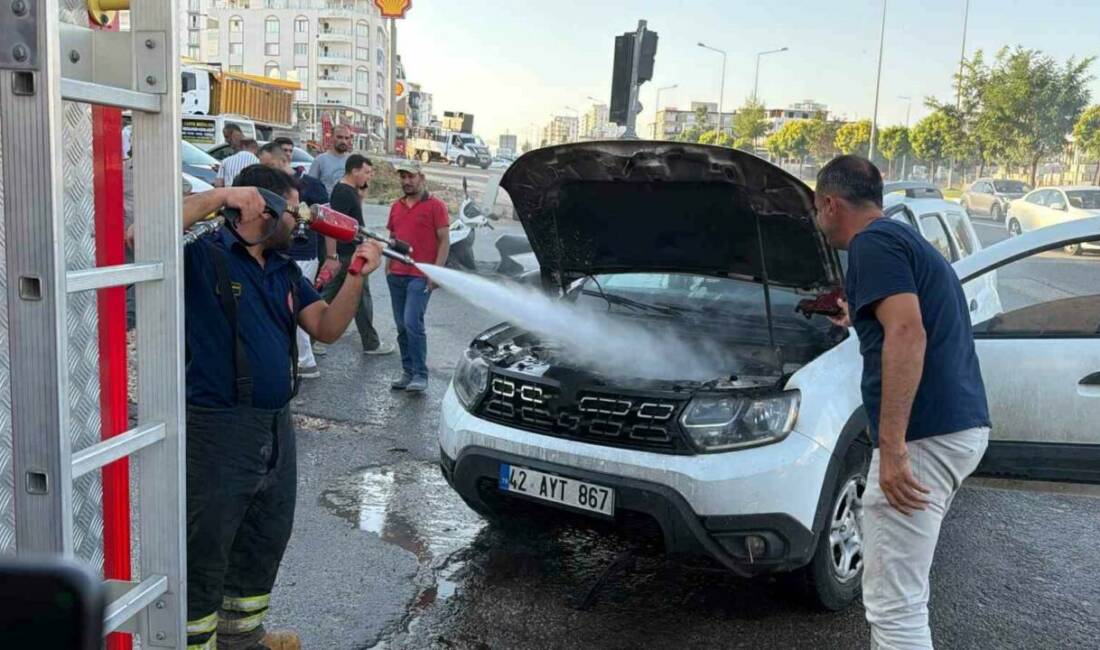 Adıyaman’ın Kahta-Diyarbakır Karayolunda seyir halindeyken alev alan otomobili mikser sürücüsü