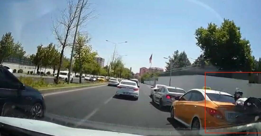 Diyarbakır’ın merkez Yenişehir ilçesinde seyir halindeki motosikletlinin fren yapan ticari