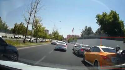 Diyarbakır’ın merkez Yenişehir ilçesinde seyir halindeki motosikletlinin fren yapan ticari