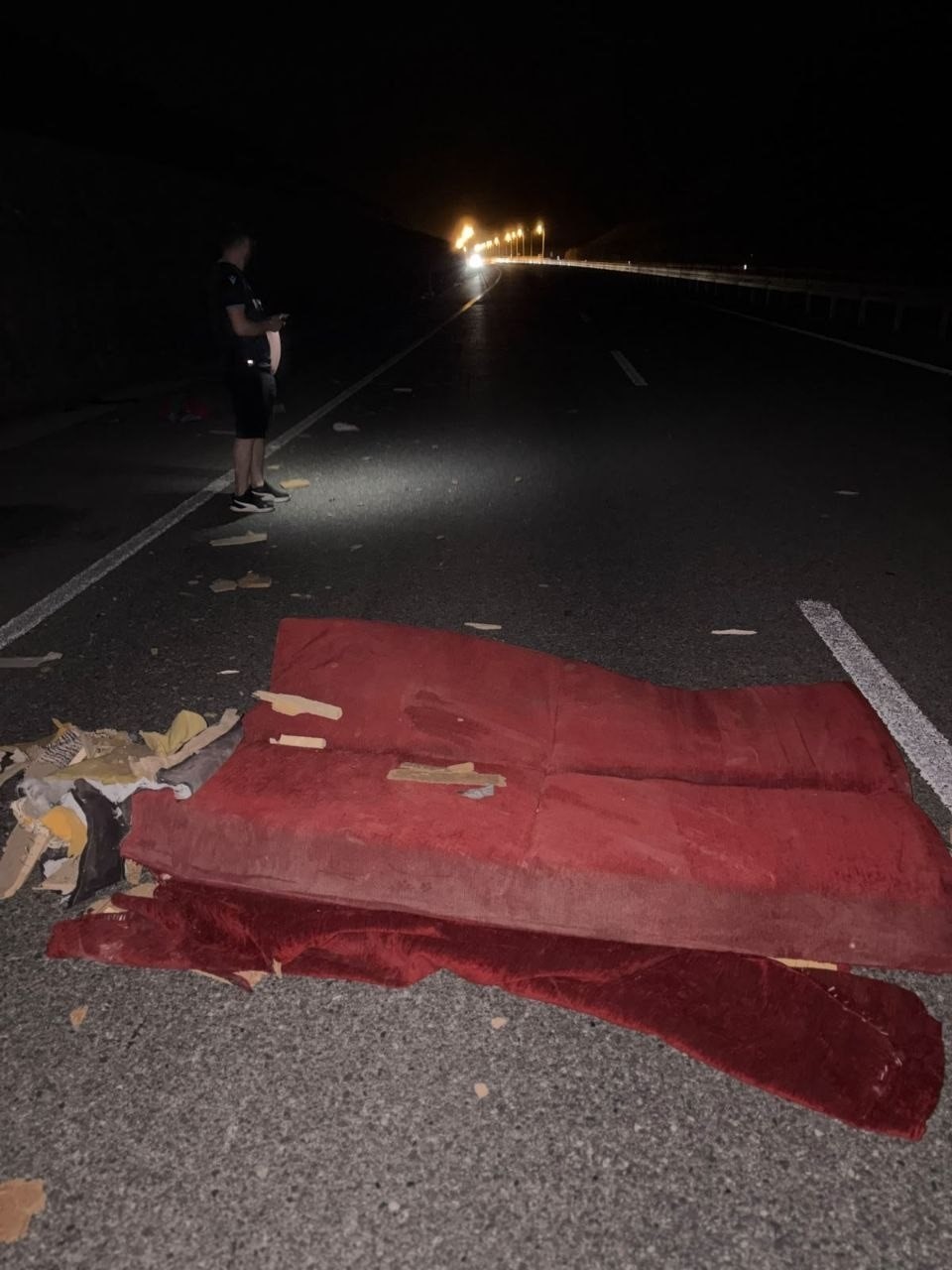 Seyir halindeki otomobil başka araçtan yola düşen koltuğa çarptı