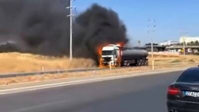 Gaziantep’te seyir halindeki tanker bilinmeyen nedenle yanmaya başlayarak kısa sürede