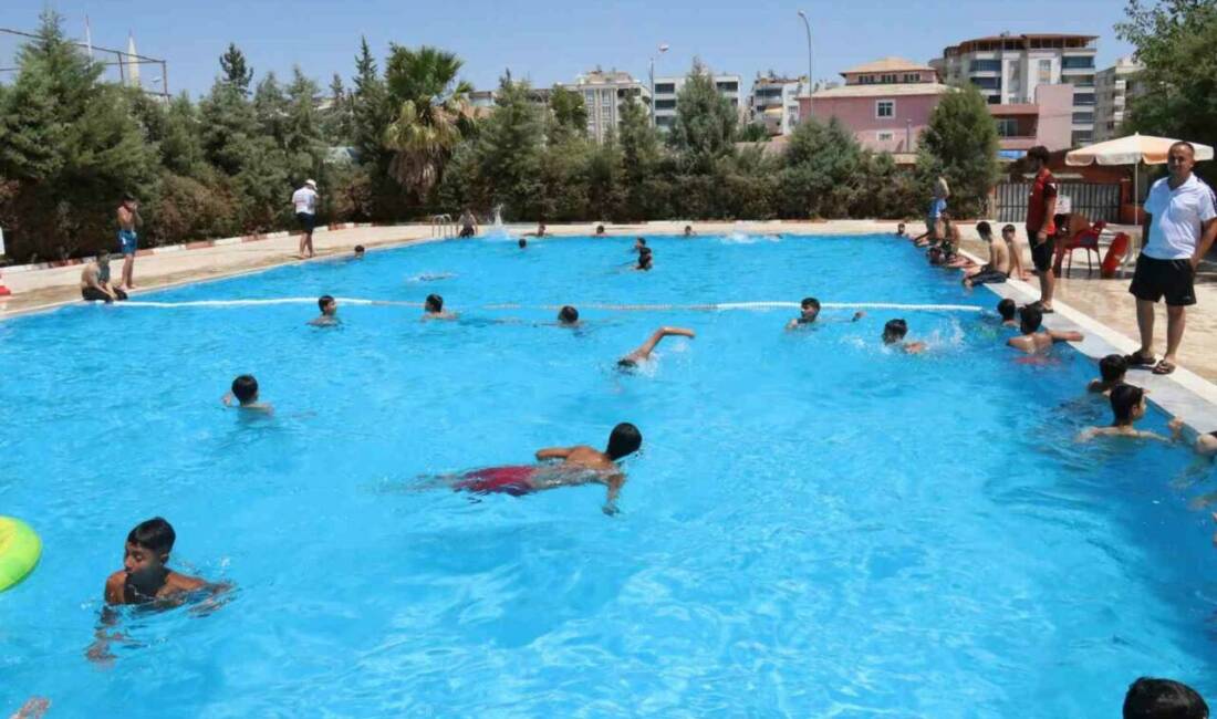 Sıcak havada havuzlar dolup taşıyor Şanlıurfa Büyükşehir Belediyesi tarafından ücretsiz hizmete sunulan açık yüzme havuzları,