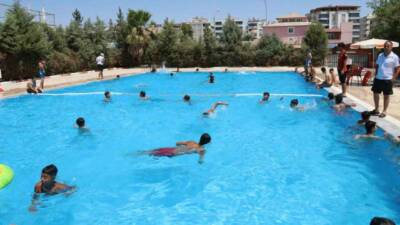 Şanlıurfa Büyükşehir Belediyesi tarafından ücretsiz hizmete sunulan açık yüzme havuzları,