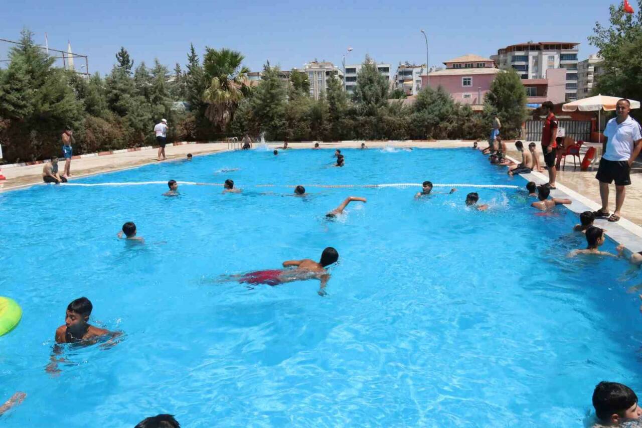 Sıcak havada havuzlar dolup taşıyor