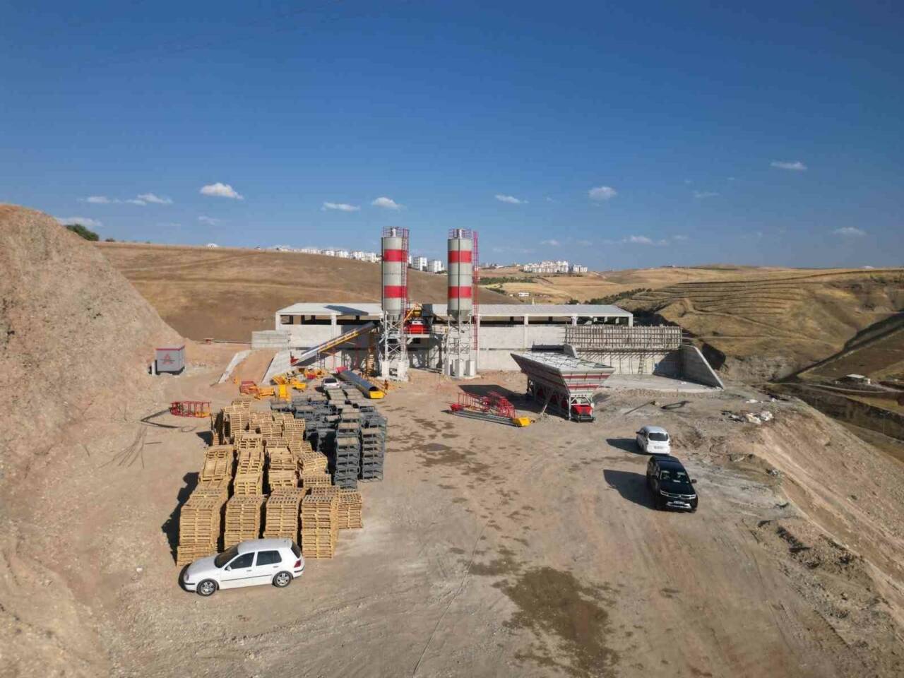 Siirt’in altyapısını güçlendirecek beton santrali ve parke taşı üretim tesisinin kurulumu başladı