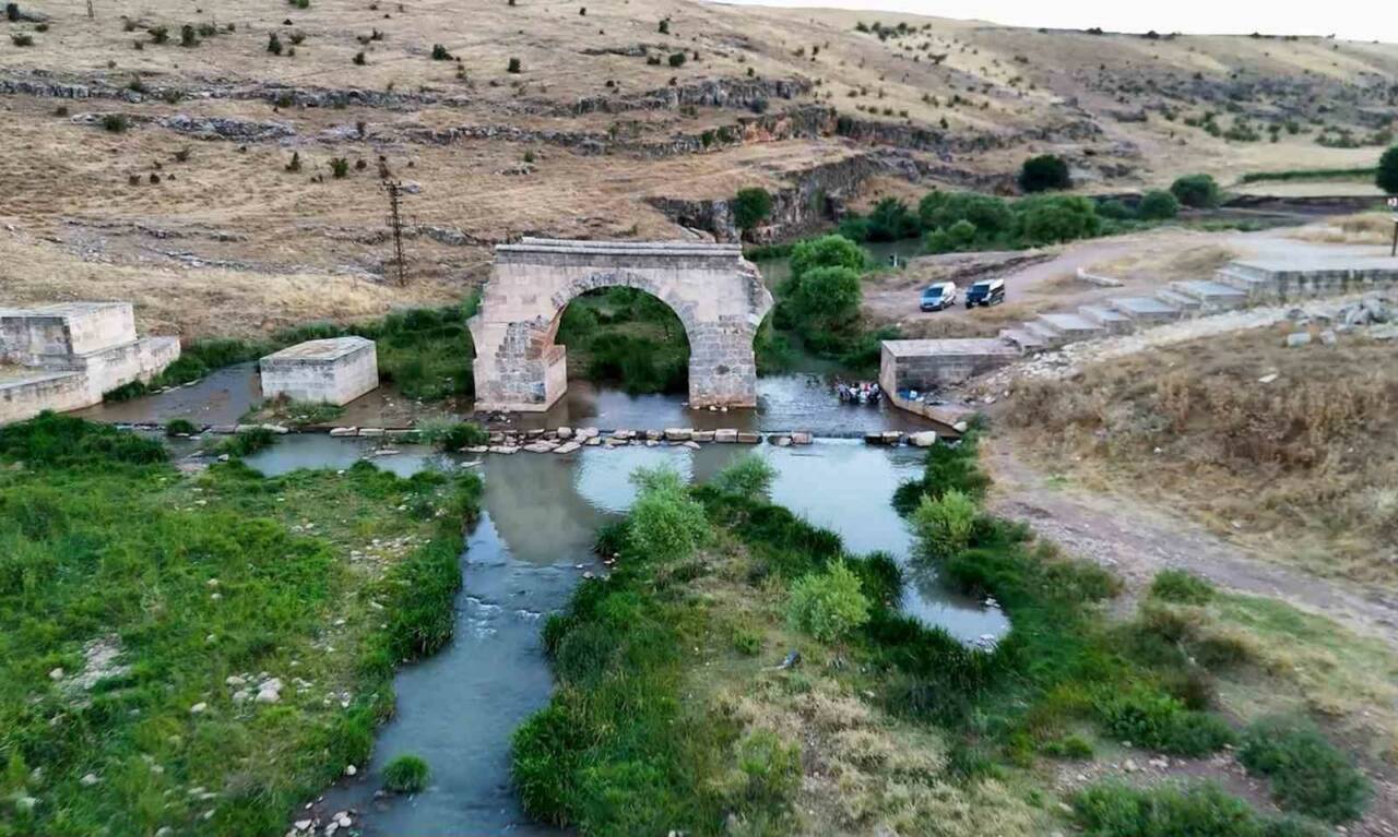 Arabanlılar, tarihi ve doğal güzellikleriyle dikkat çeken Sıtma Pınar Çayı'nın