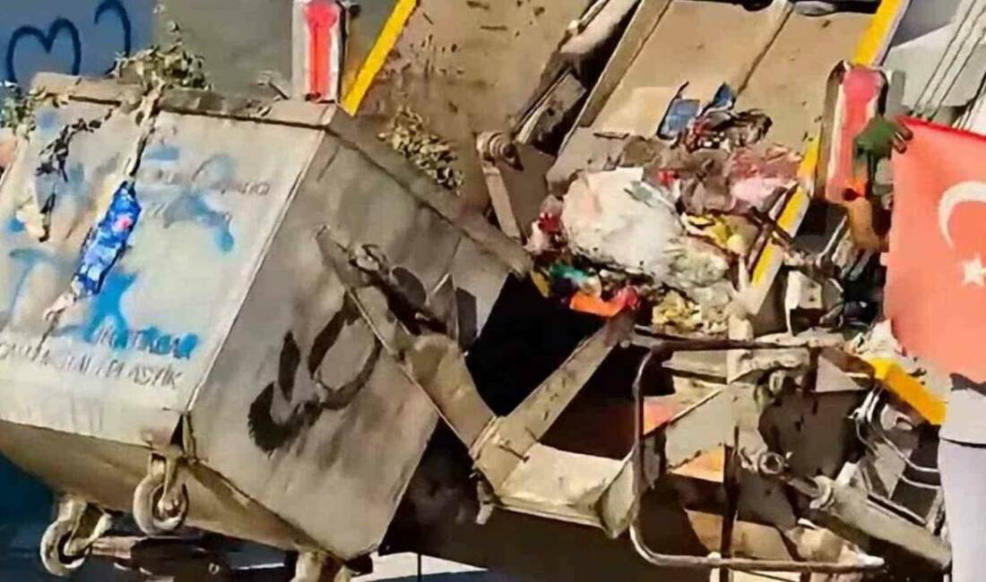 Temizlik personelinin bayrak hassasiyeti takdir topladı Şanlıurfa’nın Akçakale ilçesinde, temizlik personelinin çöpte bulduğu bayrağı temizledikten sonra