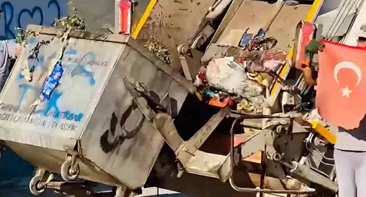 Şanlıurfa’nın Akçakale ilçesinde, temizlik personelinin çöpte bulduğu bayrağı temizledikten sonra