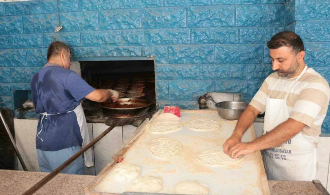 Termometrelerin 55 dereceyi bulduğu Cizre’de, fırın ustaları 80 derecede ekmek üretiyor Türkiye’nin en sıcak ilçelerinden Şırnak Cizre’de fırın ustaları, dışarıda 55,