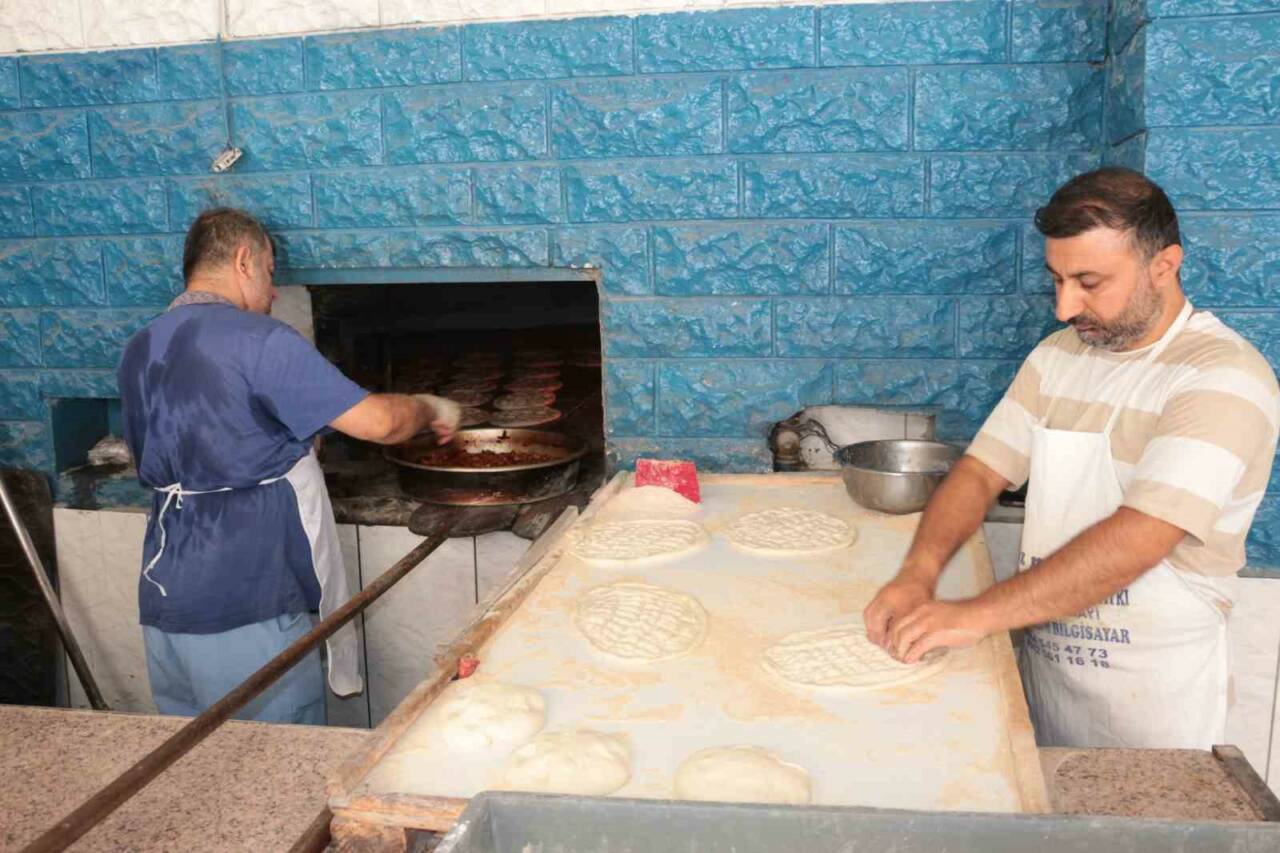 Türkiye’nin en sıcak ilçelerinden Şırnak Cizre’de fırın ustaları, dışarıda 55,