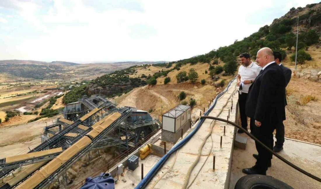 Vali Küçük, taş kırma ve eleme tesisinde incelemelerde bulundu Adıyaman Valisi Abdullah Küçük, taş kırma ve eleme tesisinde incelemelerde
