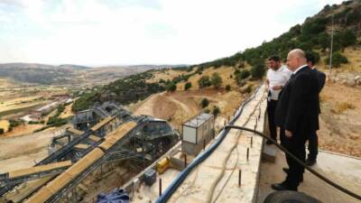 Adıyaman Valisi Abdullah Küçük, taş kırma ve eleme tesisinde incelemelerde